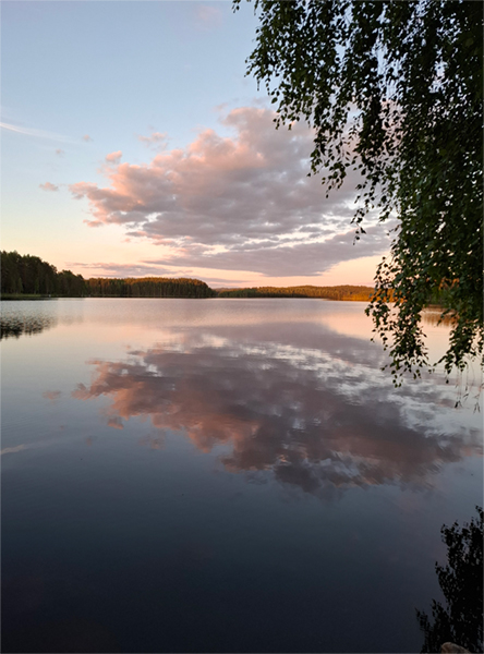 Järvimaisema auringonlaskun aikaan.
